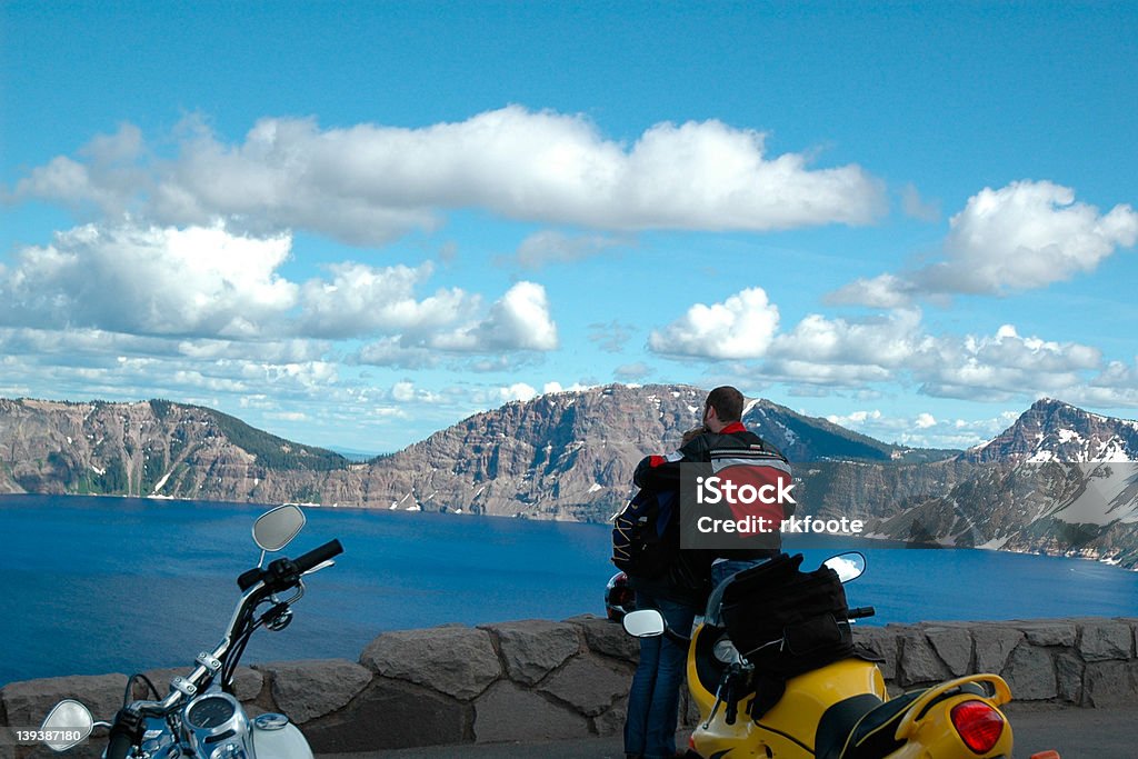 Moto couple au lac de cratère - Photo de Adulte libre de droits