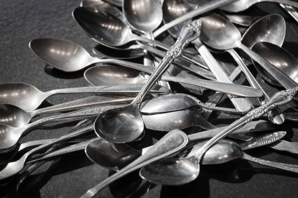 古代の銀のスプーン山 - tablespoon old scratched spoon ストックフォトと画像
