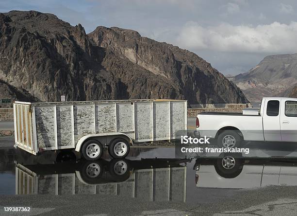 Foto de Caminhão De Reboque e mais fotos de stock de Trailer de Carro - Trailer de Carro, Caminhonete pickup, Puxar