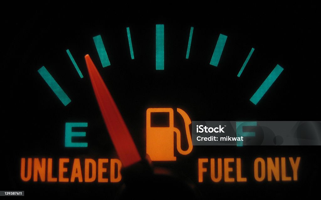 Iluminado medidor de combustible - Foto de stock de Color negro libre de derechos