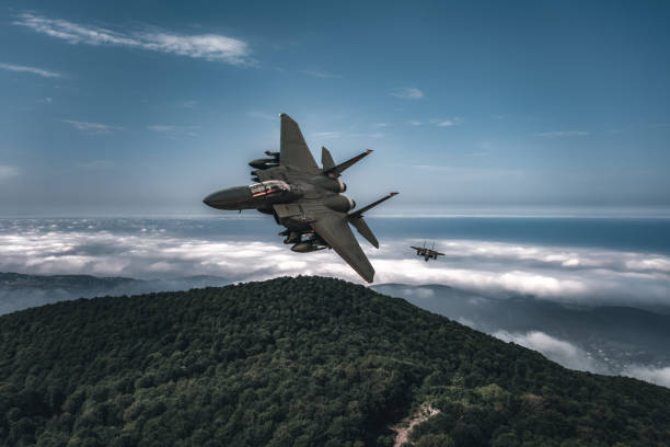 제트 전투기는 구름 을 통해 비행. - f15 뉴스 사진 이미지