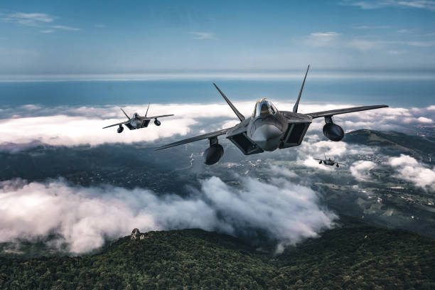 düsenjäger fliegen über die wolken. - verteidigen stock-fotos und bilder