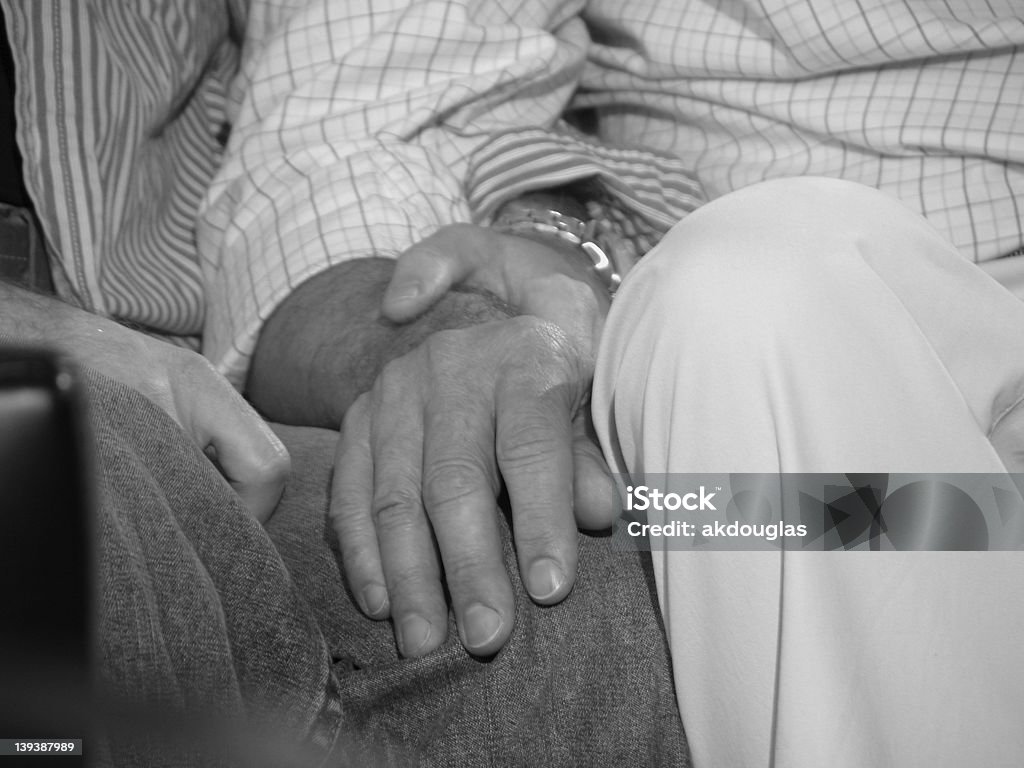 Homens de mãos dadas - Royalty-free Casal Foto de stock