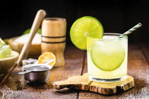 lime alcoholic drink, made in brazil, called caipirinha, with ice and vodka, a traditional drink from brazil - caipiroska imagens e fotografias de stock