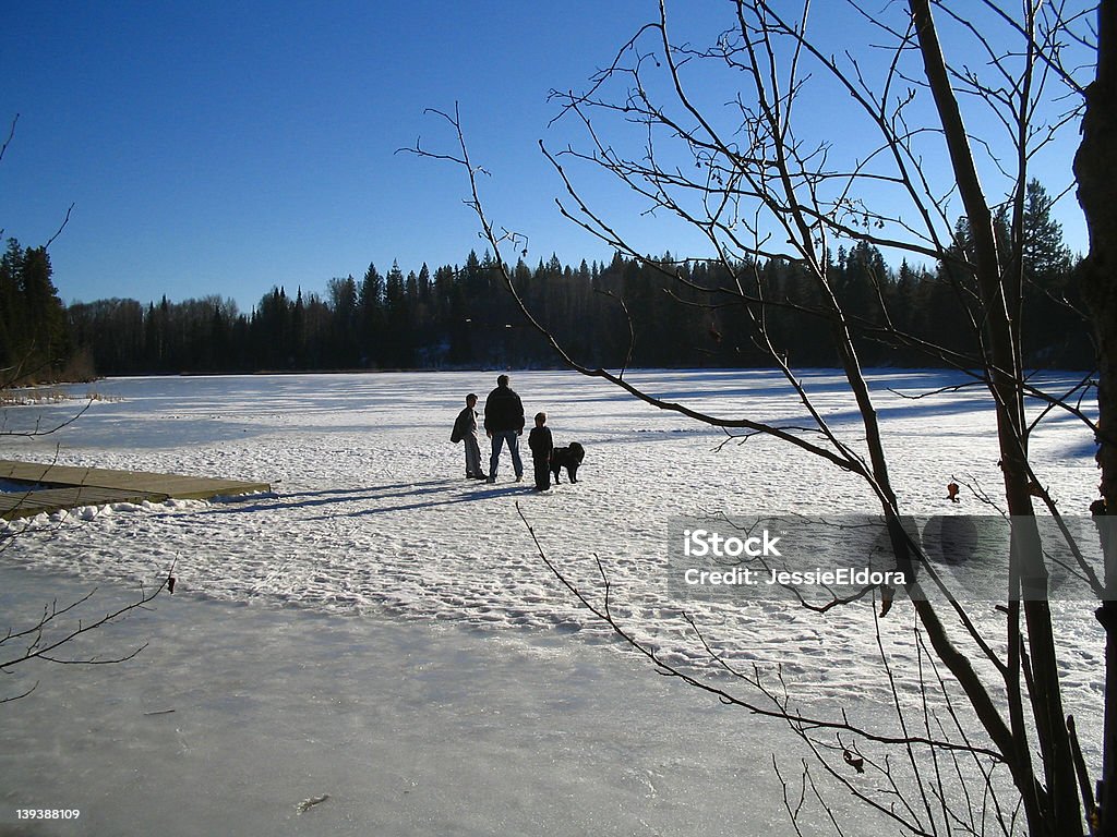 Rodzina odkrycia w winter's end - Zbiór zdjęć royalty-free (Chata)