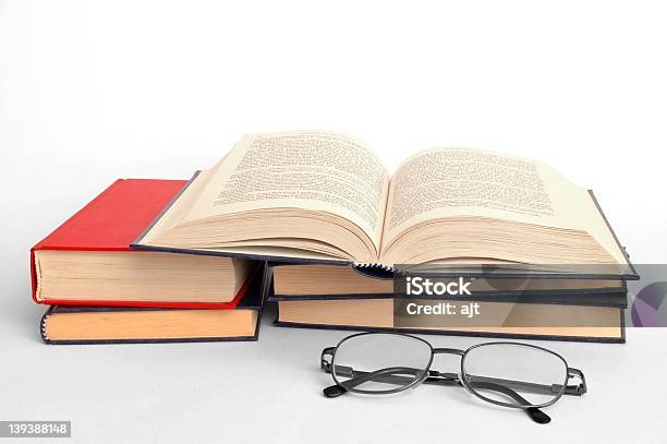 Książki I Okulary - zdjęcia stockowe i więcej obrazów Bez ludzi - Bez ludzi, Czytać, Fotografika