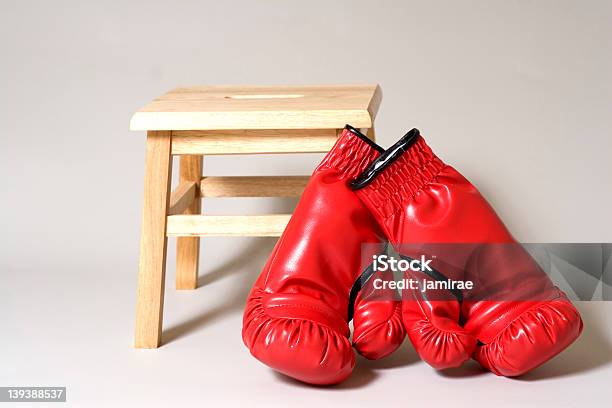 Luvas De Boxe De 3 - Fotografias de stock e mais imagens de Banco de Sentar - Banco de Sentar, Brigar, Conflito