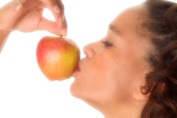 Beijando a apple - foto de acervo