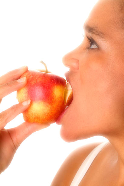 Comer a apple - foto de acervo