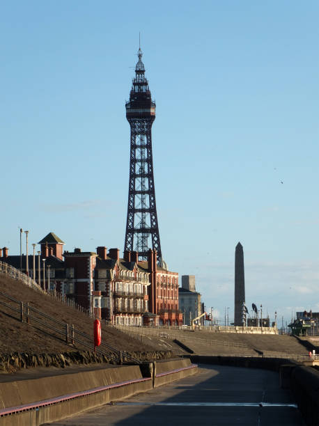 vista da torre blackpool do passeio com edifícios da cidade à luz do sol da tarde - blackpool pier - fotografias e filmes do acervo