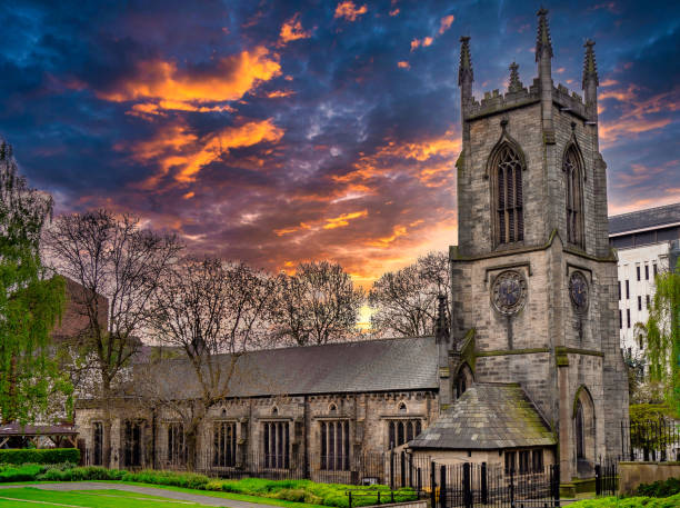 igreja de leeds ao pôr do sol - anglican - fotografias e filmes do acervo