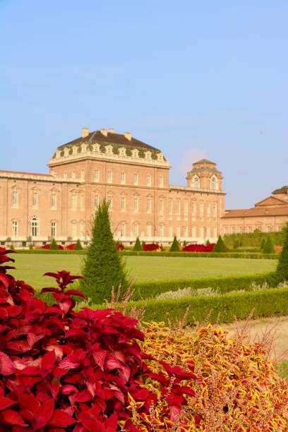 nei giardini di venaria reale (la reggia) di fronte alla reggia - venaria foto e immagini stock