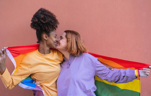 szczęśliwa para gejów świętująca dumę podczas romantycznej chwili na świeżym powietrzu - lgbt i koncepcja miłości - couple black american culture kissing zdjęcia i obrazy z banku zdjęć