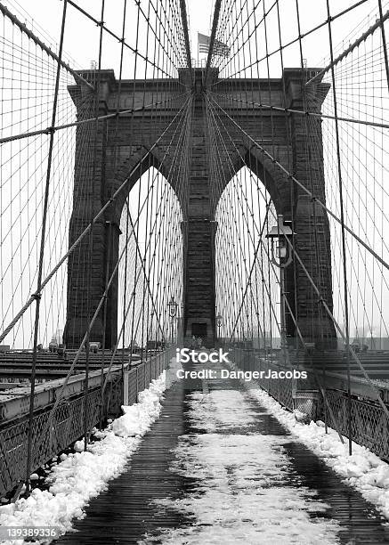 Puente De Brooklyn Foto de stock y más banco de imágenes de Blanco y negro - Blanco y negro, Ciudad, Niebla