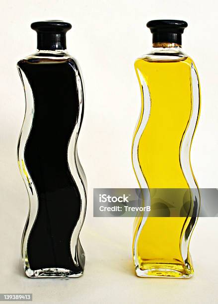 De Aceite Foto de stock y más banco de imágenes de Aceite de oliva - Aceite de oliva, Amarillo - Color, Botella