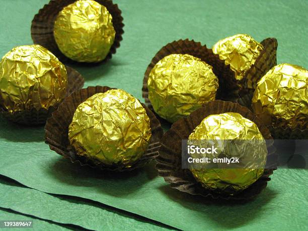 Foto de Chocalats No Livro Verde e mais fotos de stock de Amarelo - Amarelo, Bebê, Chocolate