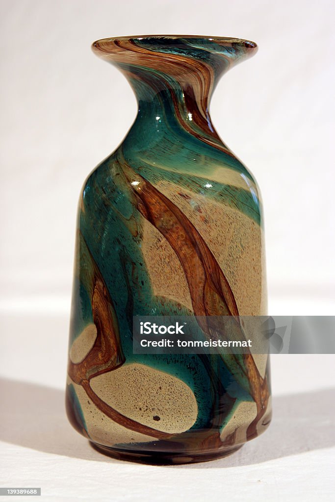 Рука стеклянному графину ваза с цветами в виде завитков - Стоковые фото Дуть роялти-фри