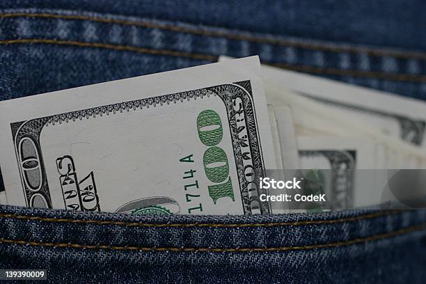 Foto de Dinheiro No Bolso e mais fotos de stock de Bolso - Bolso, Cartão de crédito, Cofre para moedas