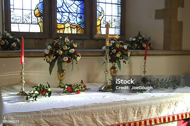 Foto de Altar Da Igreja e mais fotos de stock de Altar - Altar, Castiçal, Cruz - Forma