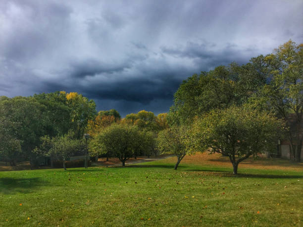 Nuvole di tempesta all'inizio dell'autunno - foto stock