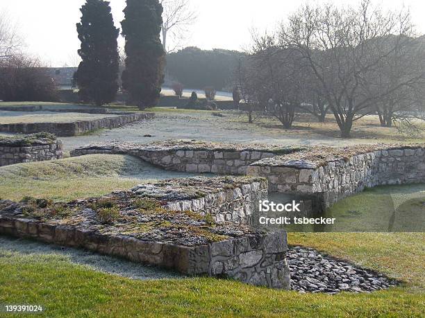 Photo libre de droit de Ruines Du Wawel banque d'images et plus d'images libres de droit de Caillou - Caillou, Cathédrale du Wawel, Château