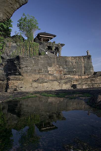 detailshot templo de tanah lot - tanah lot close up bali indonesia - fotografias e filmes do acervo