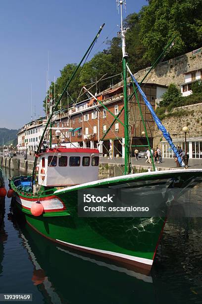 Pesca En Bote En El Puerto Foto de stock y más banco de imágenes de Aire libre - Aire libre, Comunidad Autónoma del País Vasco, Dorothy Sebastian