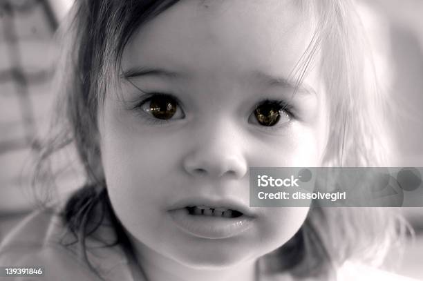 Habitación Bien Iluminada De Ojos Foto de stock y más banco de imágenes de Niño - Niño, Primer plano, Serio