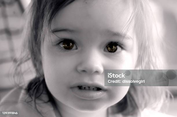 Foto de Olhos Brilhantes e mais fotos de stock de Criança - Criança, Primeiro plano, Sério