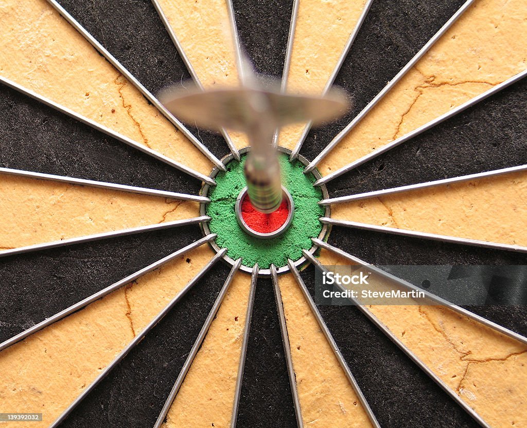 Flou fléchette sur clear bullseye Cible de jeu de fléchettes - Photo de Centre de la cible libre de droits