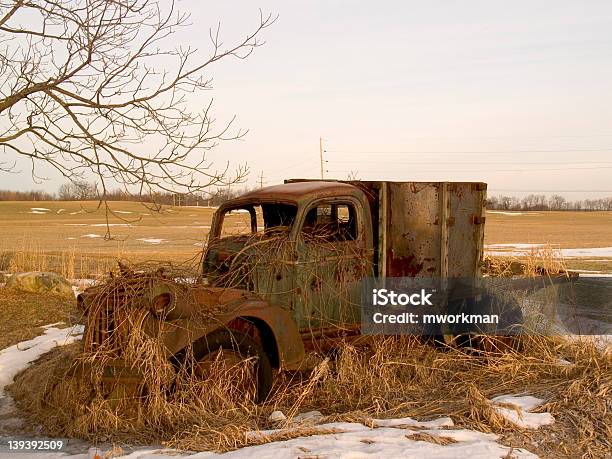 Stary Samochód W Polu - zdjęcia stockowe i więcej obrazów Bez ludzi - Bez ludzi, Ciężarówka, Fotografika