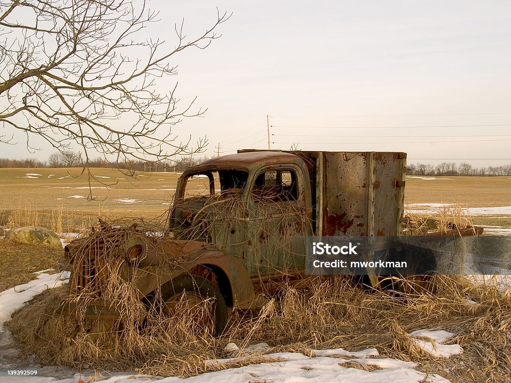 Старая машина в поле - Стоковые фото Без людей роялти-фри