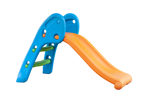 El tobogán de plástico es un juguete que los niños se satisfacen aislados sobre fondo blanco incluido en el camino de recorte. photo