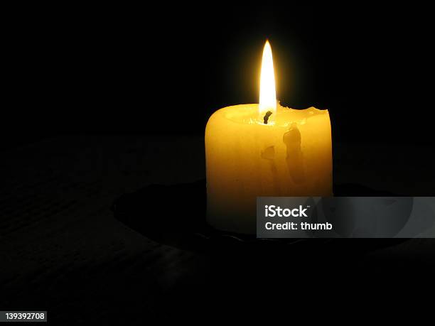 Świeca Żółty W Ciemnym Pokoju - zdjęcia stockowe i więcej obrazów Blackout - Blackout, Świeca, Bliskie zbliżenie