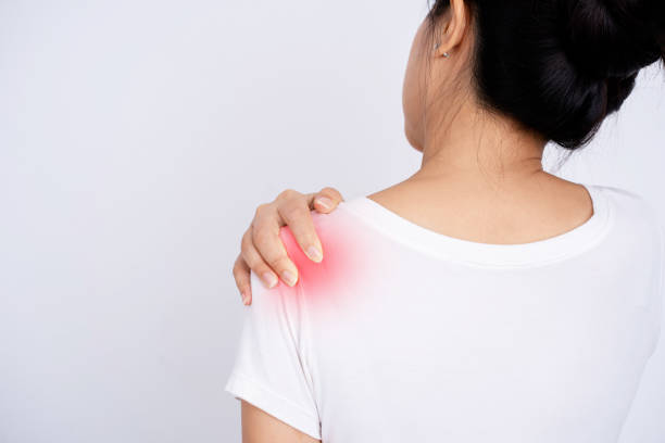 若い女性の首と肩の痛みの怪我、健康と医療の概念 - shoulder pain physical injury human arm ストックフォトと画像