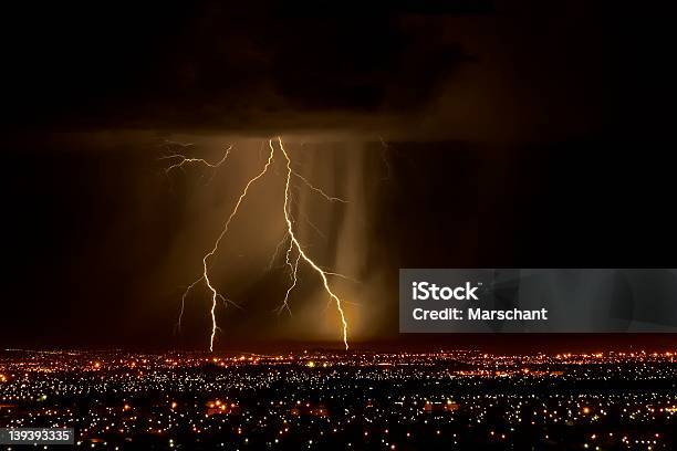 Foto de Relâmpago Em Subúrbios Greve e mais fotos de stock de Chuva - Chuva, Cidade, Cidade pequena