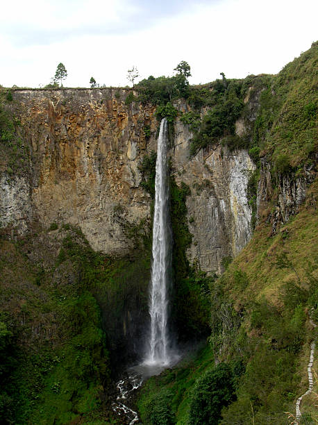 istock The mouth of the Falls 139393659