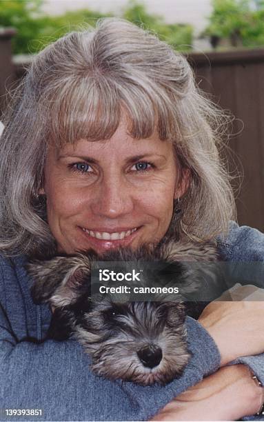 Foto de Lady Com Novo Cachorrinho e mais fotos de stock de Abraçar - Abraçar, Adulto, Animal