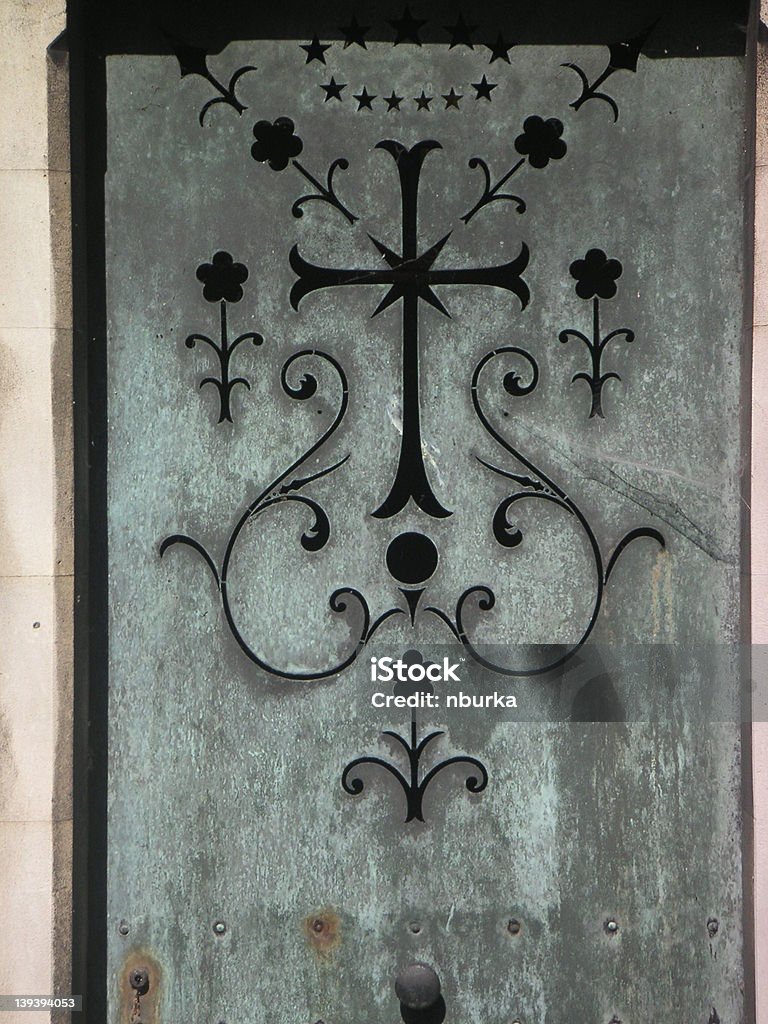 Tumba puerta-Cemetiere Montmartre - Foto de stock de Cementerio libre de derechos