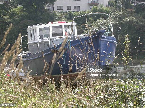 Encalhado Barco 01 - Fotografias de stock e mais imagens de Ao Ar Livre - Ao Ar Livre, Atracado, Encalhado