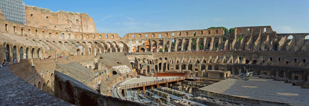 restauração do coliseu dentro do wideangle - gladiator rome italy sunlight - fotografias e filmes do acervo