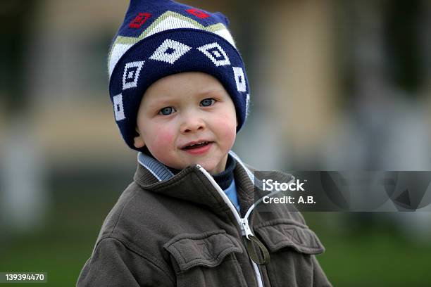 Szczęśliwy Chłopiec Z Niebieskie Oczy - zdjęcia stockowe i więcej obrazów Antycypacja - Antycypacja, Budynek przedszkola, Chłopcy