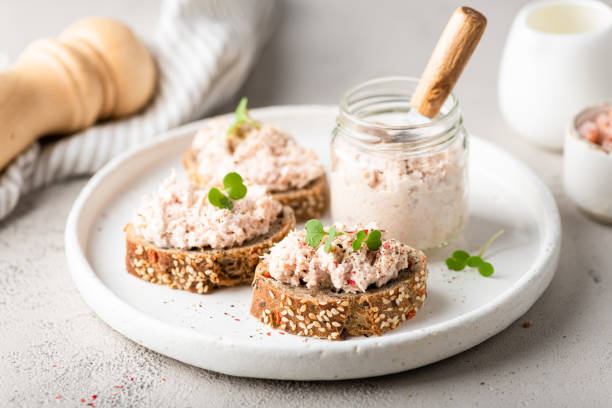 bruschetta con patè di tonno, rillettes di pesce, panino - spread foto e immagini stock