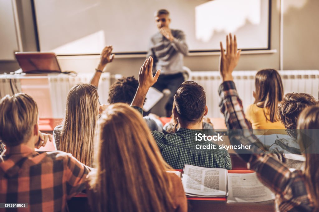 강의실에서 수업을 들고 있는 학생들의 뒷모습 강당에 대한 스톡 사진 및 기타 이미지 - 강당, 공부, 교실 - iStock