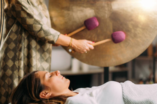 gong em terapia de banho de som - reclining buddha - fotografias e filmes do acervo