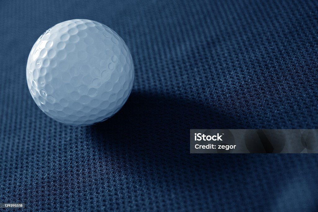 Мяч для гольфа с тень (сине-ish - Стоковые фото Белый роялти-фри