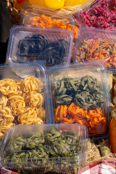 pâtes colorées faites maison dans des emballages en plastique transparent - airtight food box package photos et images de collection