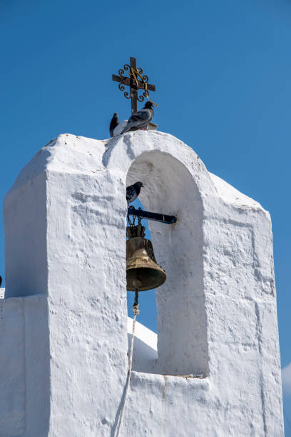 白塗りの教会の鐘楼に座っている鳩 - greek orthodox ストックフォトと画像