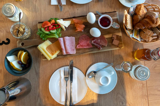 木質テーブルにコンチネンタル朝食メニュー - norway fjord lofoten red ストックフォトと画像