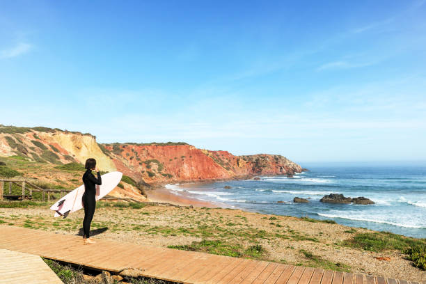 vista su praia do amado, spiaggia e surfer spot vicino a sagres e lagos, costa vicentina algarve portogallo - sagres foto e immagini stock